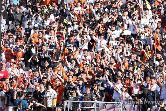 꽉 찬 한화 이글스 관중석