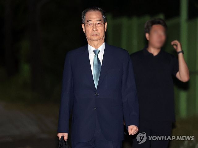 서울구치소 나서는 한덕수 전 총리