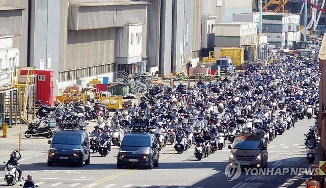 오토바이 경적 시위하는 HD현대중 노조