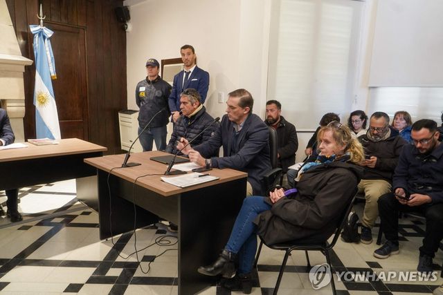 4일(현지시간) 나치 관리 프리드리히 카드기엔의 딸 파트리시아 카드기엔(오른쪽)과 그의 남편 후안 카를로스 코르테고소가 아르헨티나 마르델플라타에서 체포된 후 법정 심리에 출석한 모습.[AFP=연합뉴스. 재판매 및 DB 금지]
