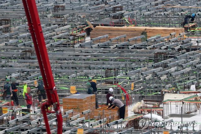 건설업 대출 4분기 연속 줄어…15년만에 최장 감소세