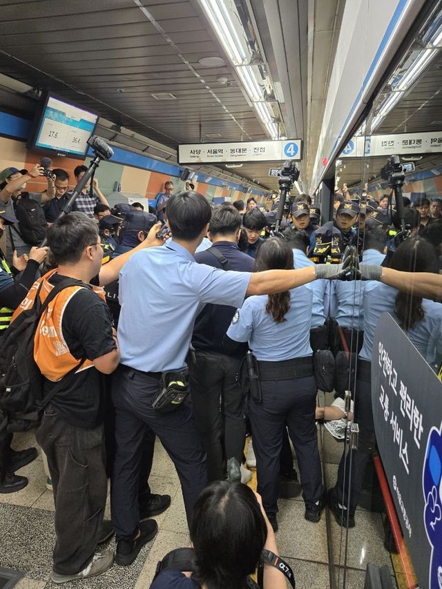 지하철 4호선 남태령역 탑승 시위 모습 [전국장애인차별철폐연대(전장연) 제공]