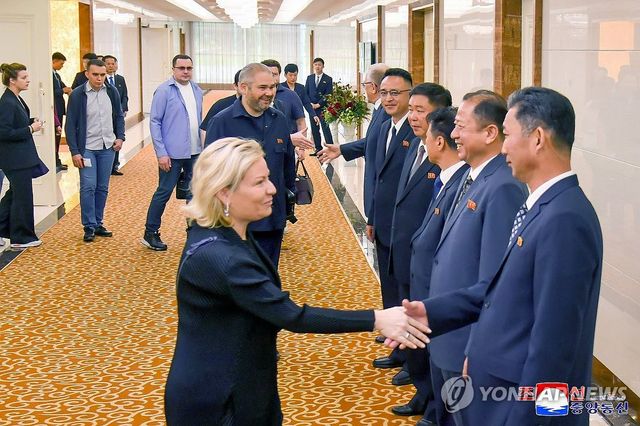 러 문화부 장관, 북한 방문 마치고 귀국