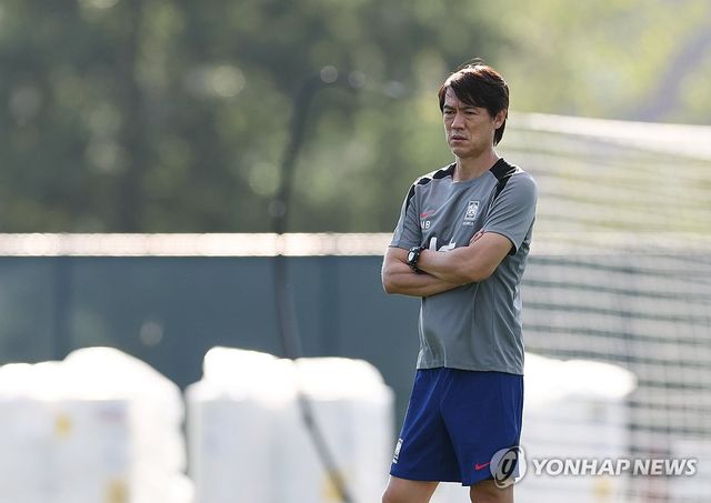 선수들 지켜보는 홍명보 감독