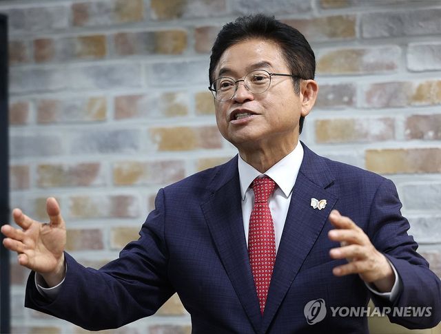 연합뉴스와 인터뷰하는 이철우 경북지사