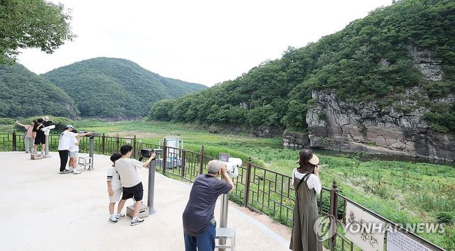 '세계유산' 반구대 암각화 관람하는 시민