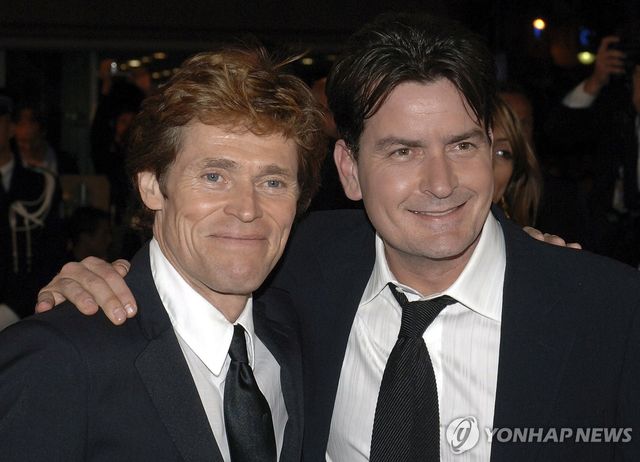 2006년 영화 '플래툰' 20주년 기념 행사 참석한 찰리 신(오른쪽)과 윌렘 대포