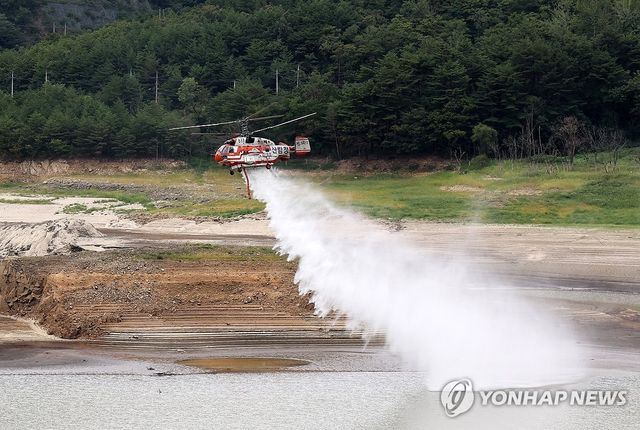 '최악 가뭄' 강릉 물 공급에 헬기까지 투입