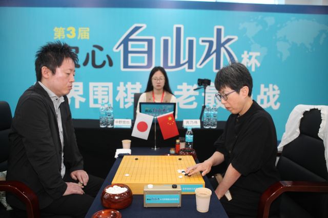 백산수배 3국에서 루이나이웨이(오른쪽) 9단이 나카노 9단에게 승리했다.