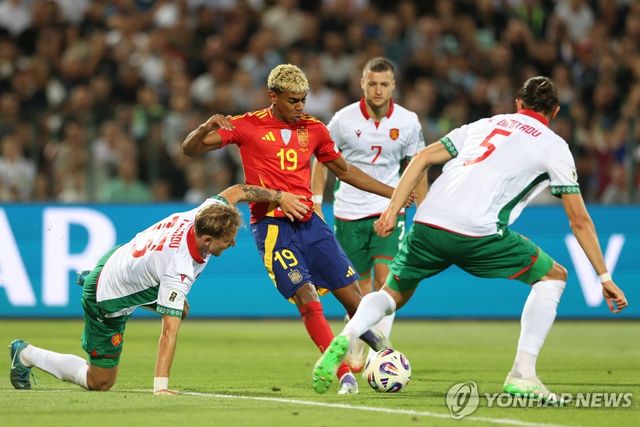 스페인 라민 야말(19번)이 불가리아와 경기에서 공을 다루는 모습.
