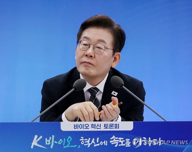 발언 듣는 이재명 대통령