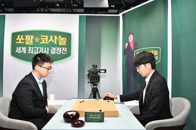 쏘팔코사놀 본선 리그에서 투샤오위(왼쪽)가 신진서에게 처음 승리했다.