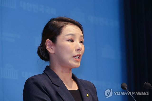 조국혁신당 강미정 대변인, 당내 성비위 의혹 밝히며 탈당