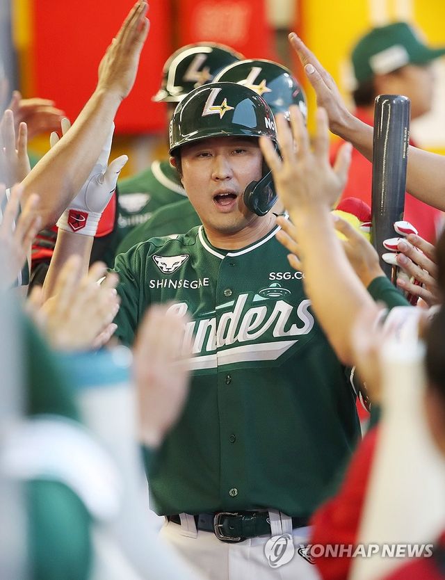 최정, KBO 최초 20시즌 연속 두 자릿수 홈런