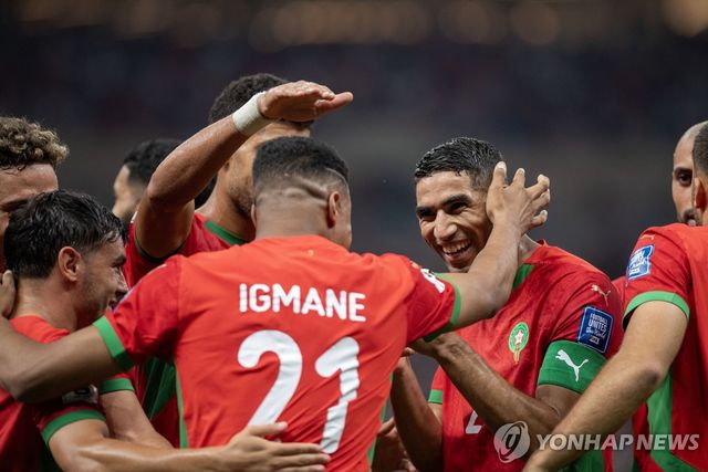 니제르와 경기에서 골 세리머니 하는 모로코 축구대표팀 선수들.