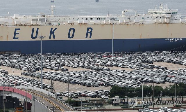 평택항에 세워진 수출용 자동차