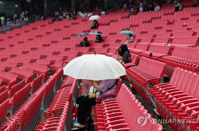 경기 개시 기다리는 야구팬