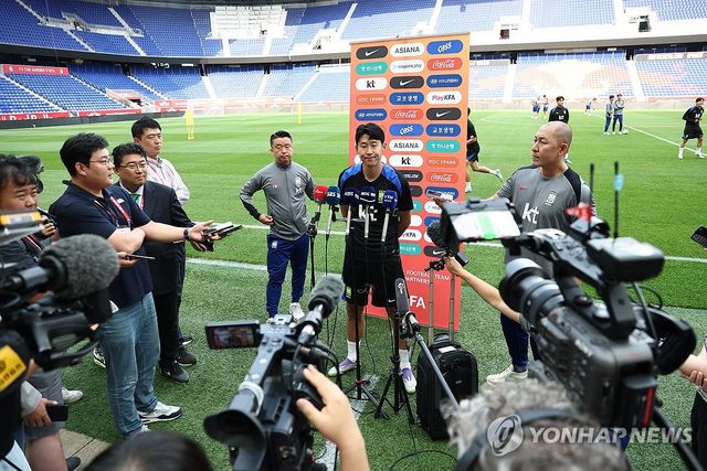 기자회견하는 손흥민