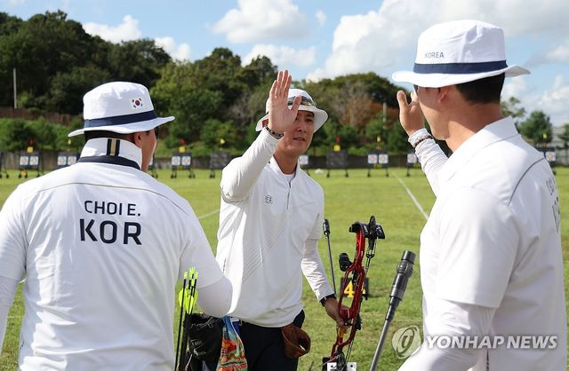 서로 격려하는 한국 선수들
