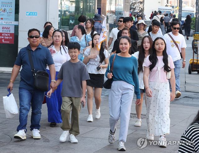 자갈치시장 구경하는 외국인 관광객들