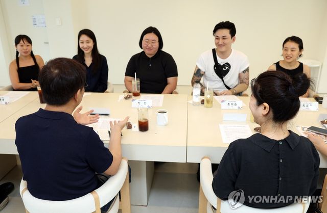 청년 미술작가 만난 최휘영 문체부 장관