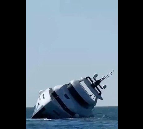 침몰하는 호화 요트 '돌체 벤토'