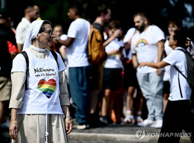 6일 바티칸 성베드로 대성전 성문을 지나는 순례자들