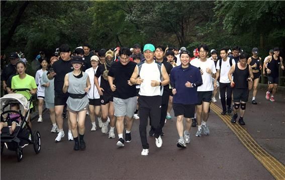 오세훈, 시민 100명과 남산 아침러닝…"건강도시 만들겠다"