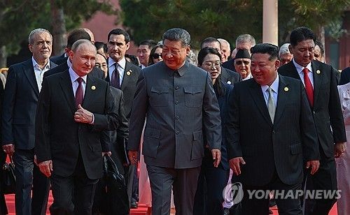 열병식을 위해 이동중인 시진핑 중국 국가주석(가운데)과 블라디미르 푸틴 러시아 대통령(왼쪽), 김정은 북한 국무위원장(오른쪽)[UPI 연합뉴스 자료사진. 재판매 및 DB 금지]