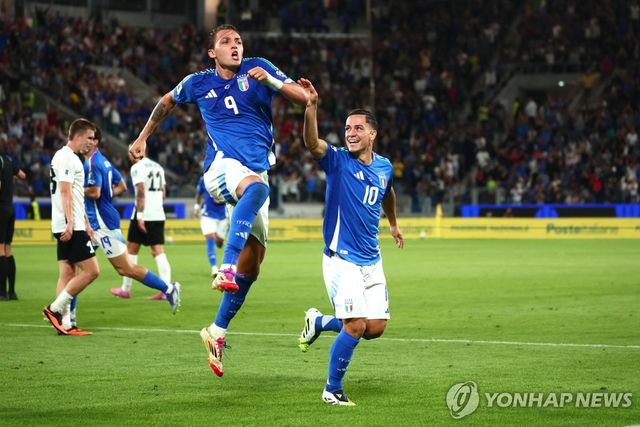 골 세리머니하는 이탈리아 축구대표팀의 마테오 레케기(9번).