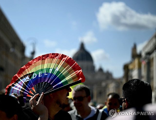 6일 바티칸 성베드로 대성전 성문 앞