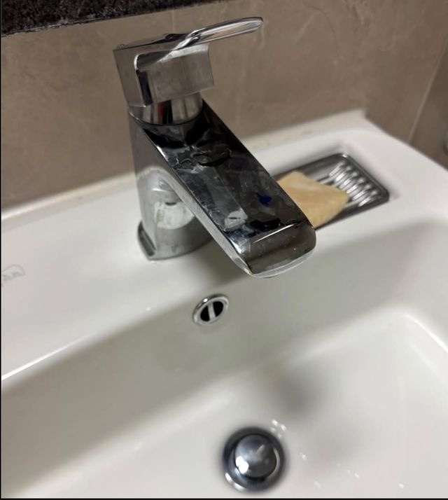 틀어도 물 나오지 않는 세면대