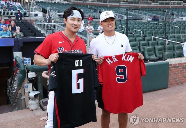 구영회와 유니폼을 교환한 김하성(왼쪽)