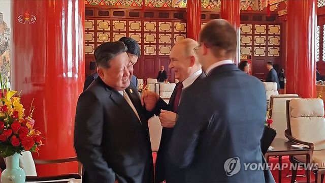 파안대소하는 김정은-푸틴