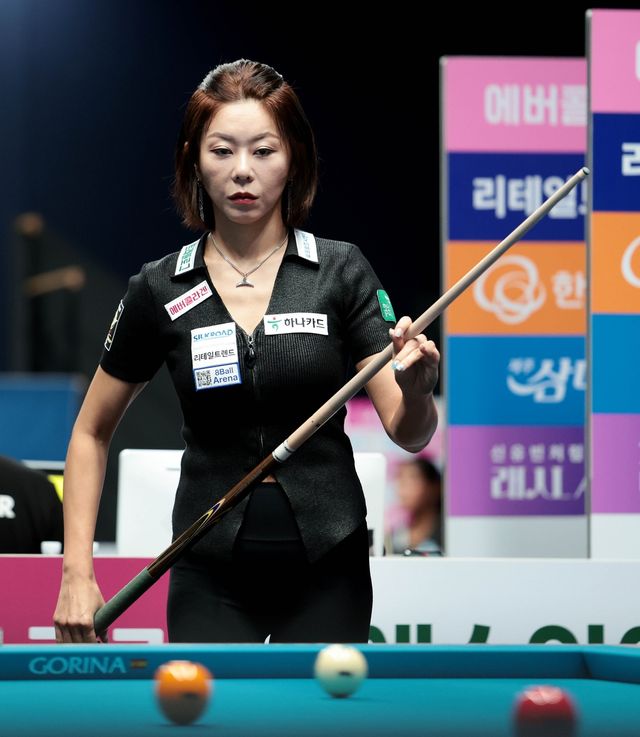 공을 응시하는 김가영