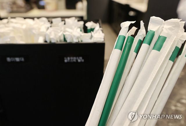 지난 6월 26일 서울의 한 스타벅스 매장에 플라스틱 빨대가 진열돼 있다. 스타벅스코리아는 병원이나 주거상권 200여 개 매장을 중심으로 사탕수수를 기반으로 한 식물 유래 소재 플라스틱 빨대를 시범 도입한다고 밝혔다. [연합뉴스 자료사진]
