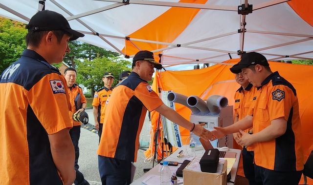 소방대원 격려하는 이영팔 소방청 차장