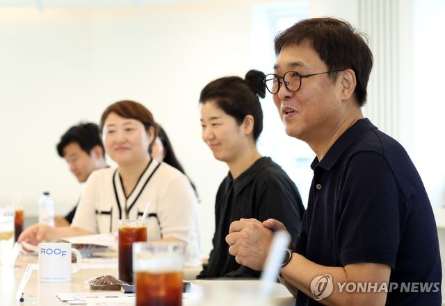 청년 미술작가 만난 최휘영 문체부 장관