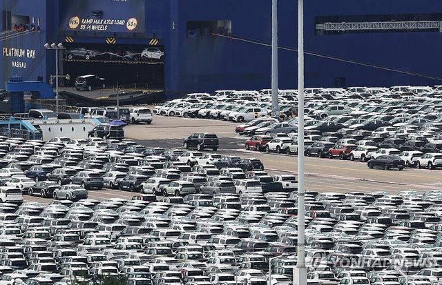 경기도 평택항에 세워져 있는 수출용 자동차