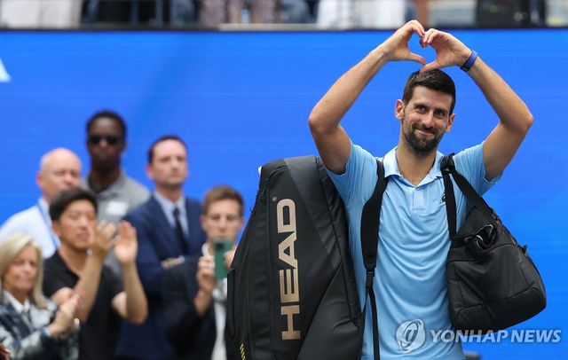 경기에 패한 뒤 퇴장하는 조코비치