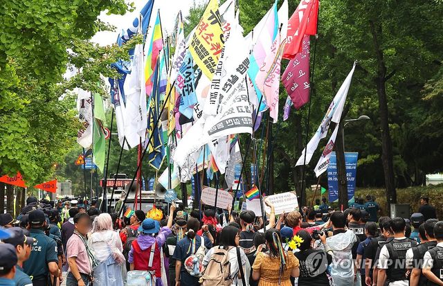 인천퀴어문화축제, 행진하는 참가자들