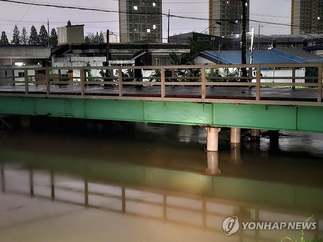 수위 차오른 익산 나룻2교