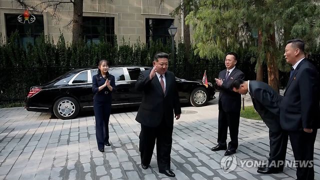 딸 주애와 중국주재 북한 대사관 방문한 김정은