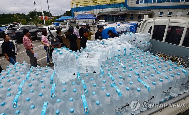 단수 앞두고 강릉시민에게 보급하는 생수