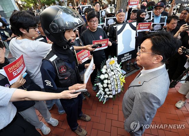 배달 노동자들과 대화 나누는 김영훈 장관