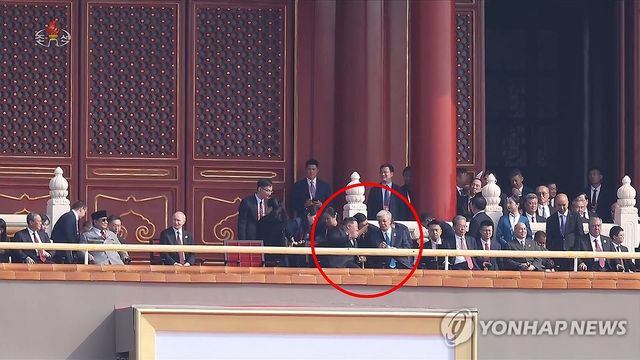 김정은, 카자흐스탄 대통령과 톈안먼 망루서 대화