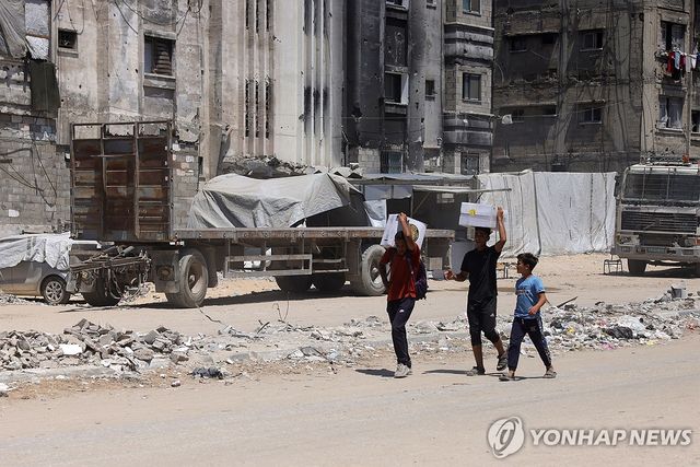 구호품 가지고 이동하는 가자 주민