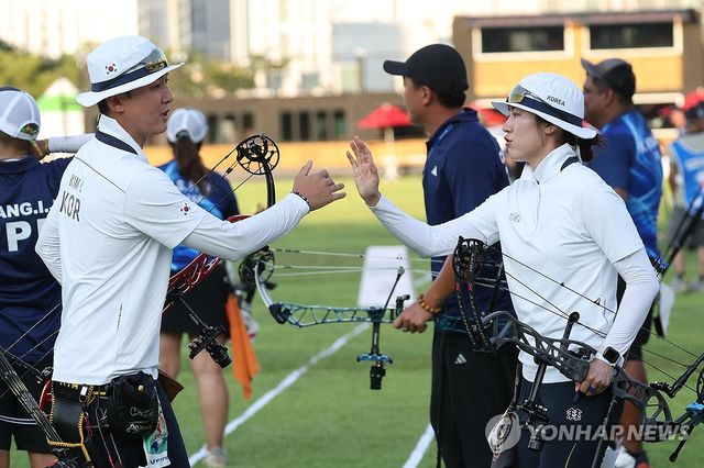 하이파이브하는 김종호와 소채원