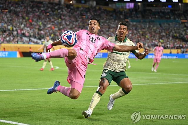 수아레스(왼쪽)의 경기 장면.