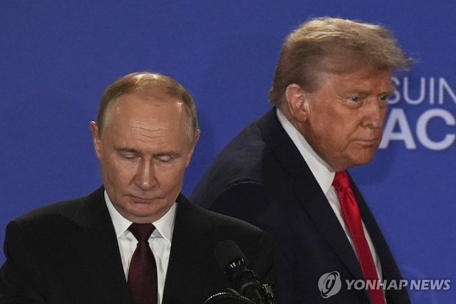 지난달 15일(현지시간) 미국 알래스카에서 열린 정상회담에 참석한 도널드 트럼프 미국 대통령과 블라디미르 푸틴 러시아 대통령 [AP=연합뉴스 자료사진]